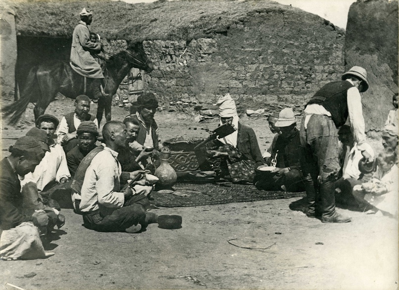 Казахская семья за обедом. Зауральская степь, начало ХХ века