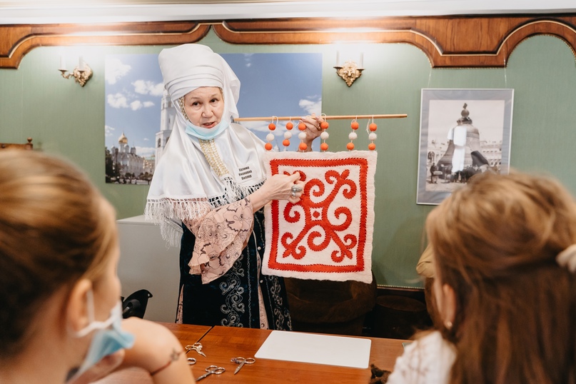 Калима Имановна Виллер, мастер по валянию войлоков на мастер-классе в Оренбургском губернаторском музее