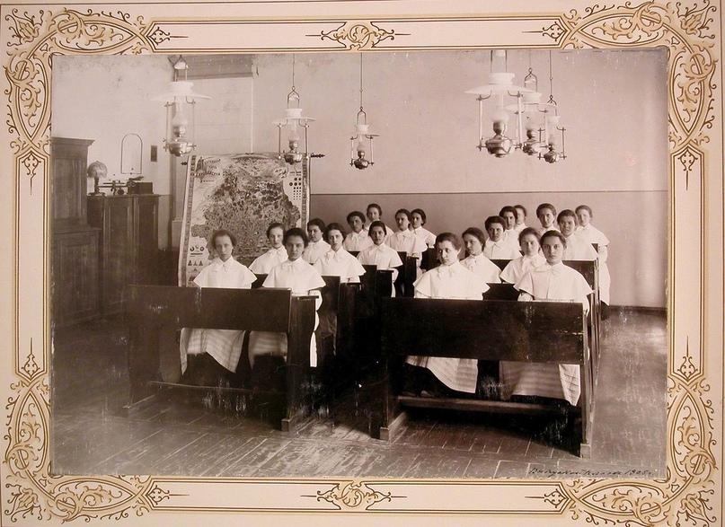 Воспитанницы Оренбургского Николаевского института в классе